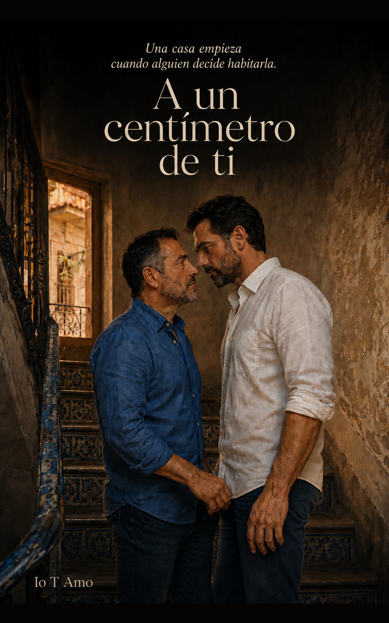 Portada de A un centímetro de ti: dos hombres se miran muy cerca en una escalera iluminada